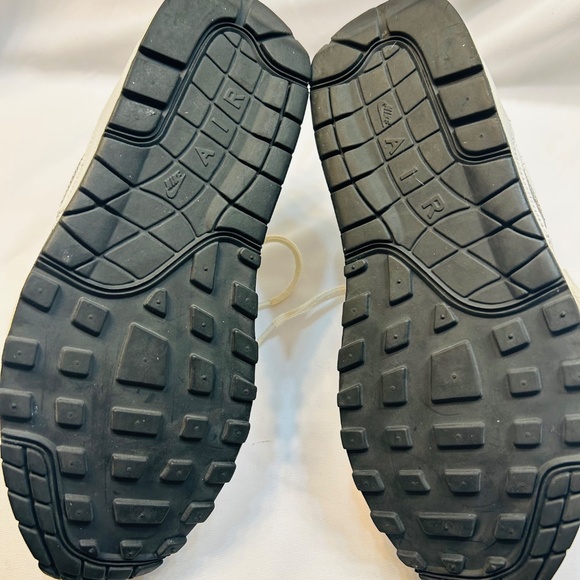 Nike Air Max 1SE Running Trainers    Like New Condition - Picture 4 of 10